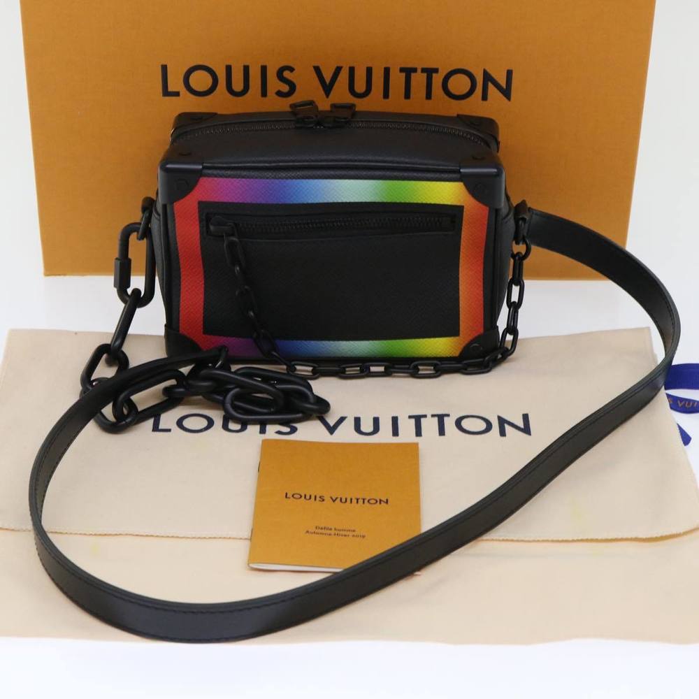 LOUIS VUITTON Malle Shoulder Bag - Picture 9 of 16